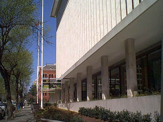 NatlGeoPoles.jpg (96121 bytes)